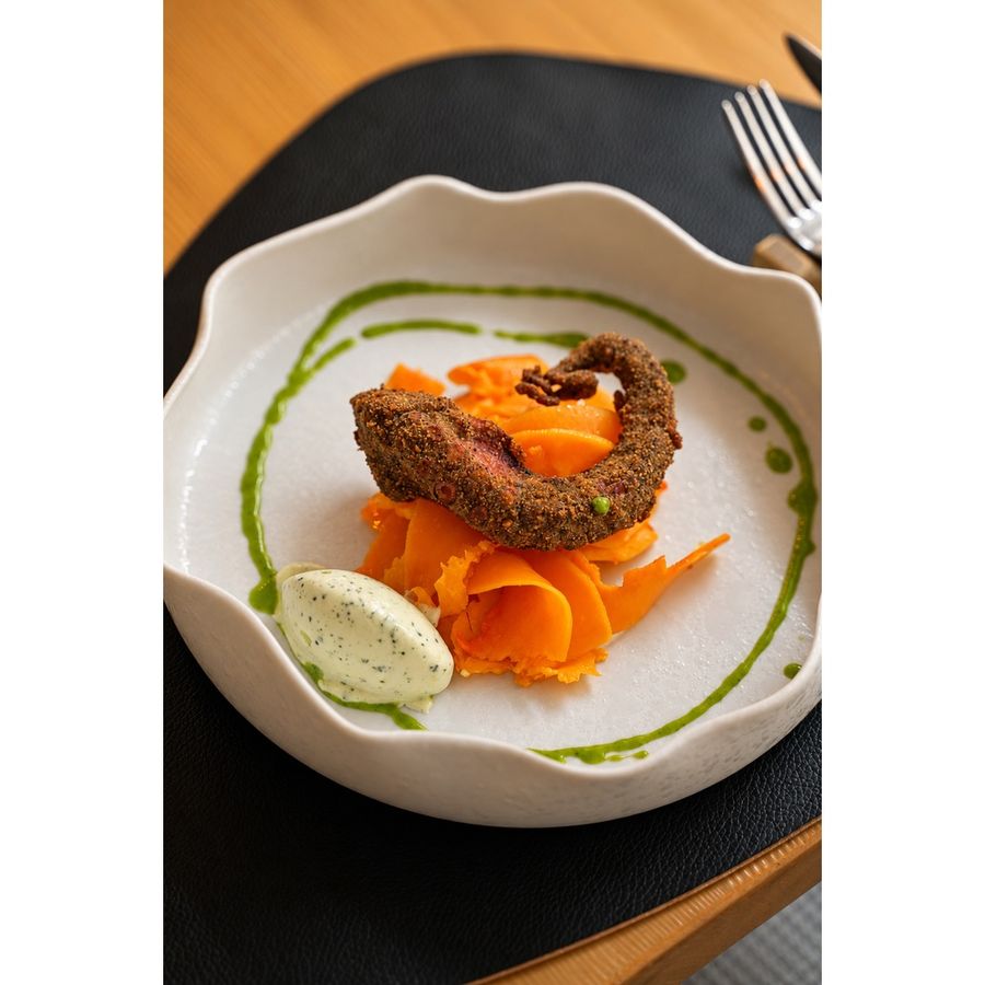 Polpo nero croccante, zucca marinata e gelato all’alloro