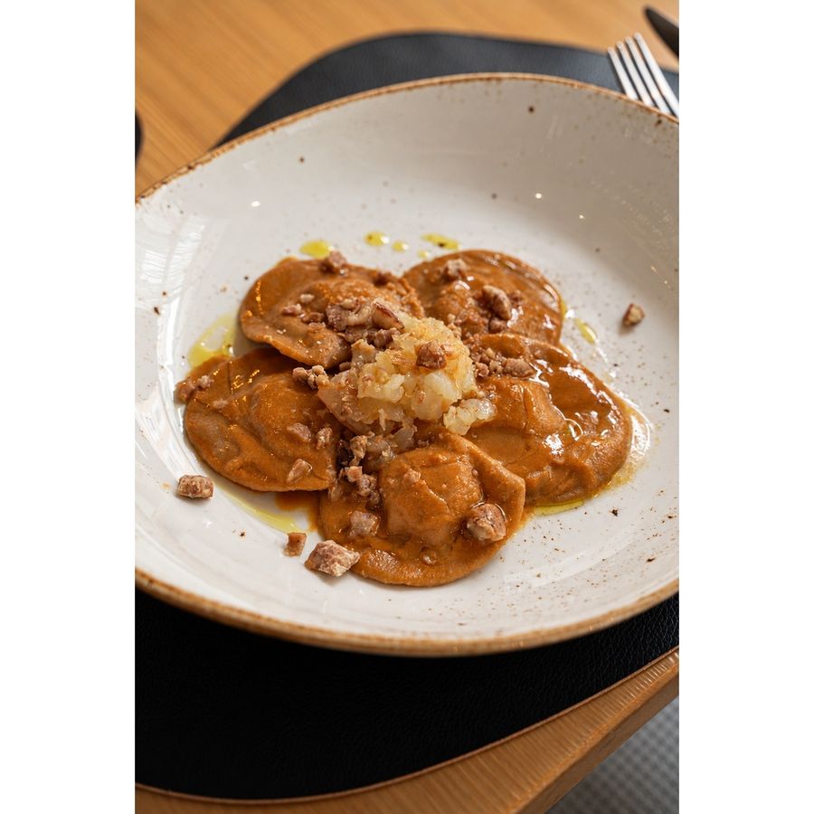 Bottoncini di farina di castagne, ricotta di bufala e ristretto di gambero gobetto